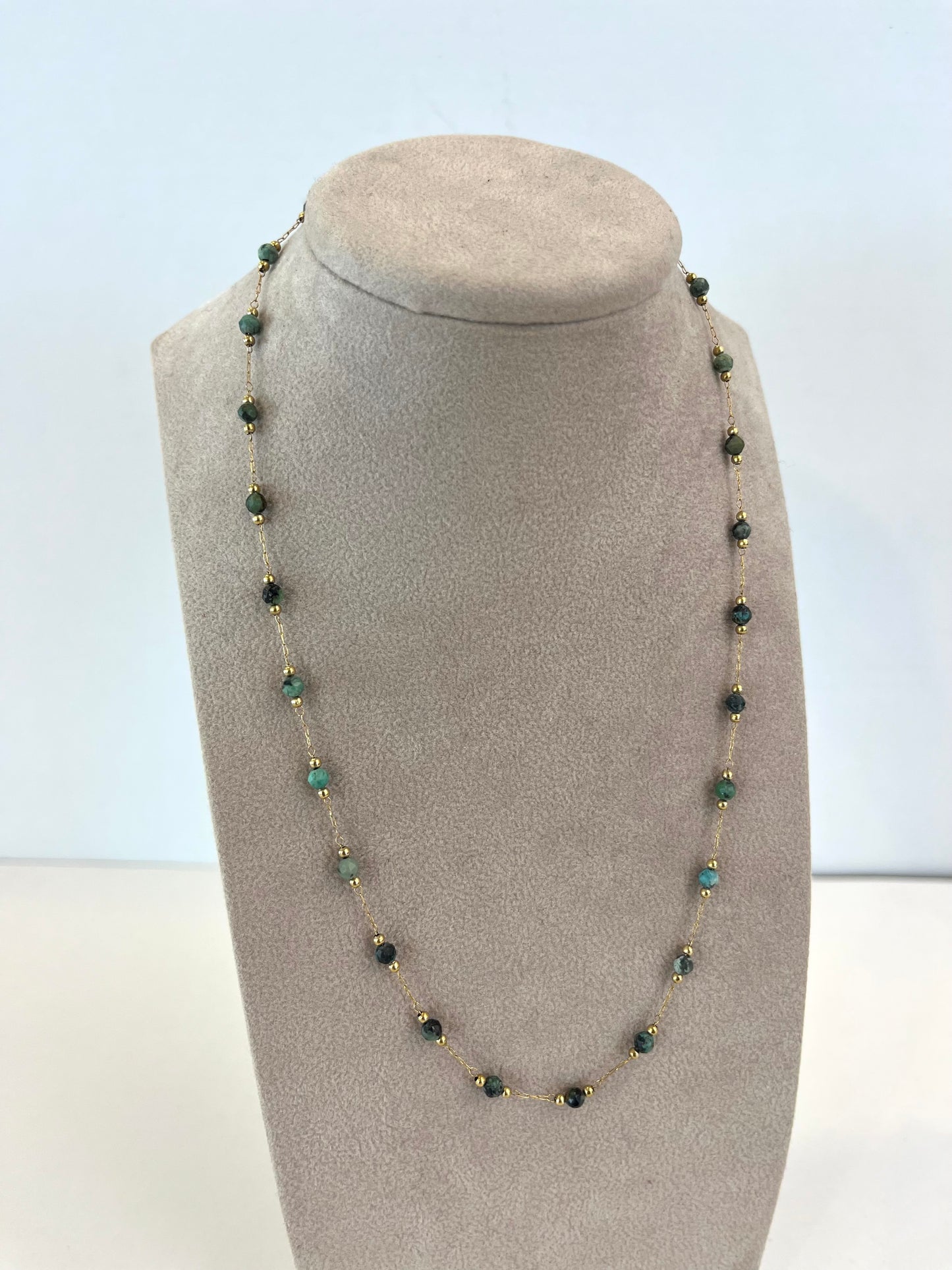 Collana con pietre verde scuro