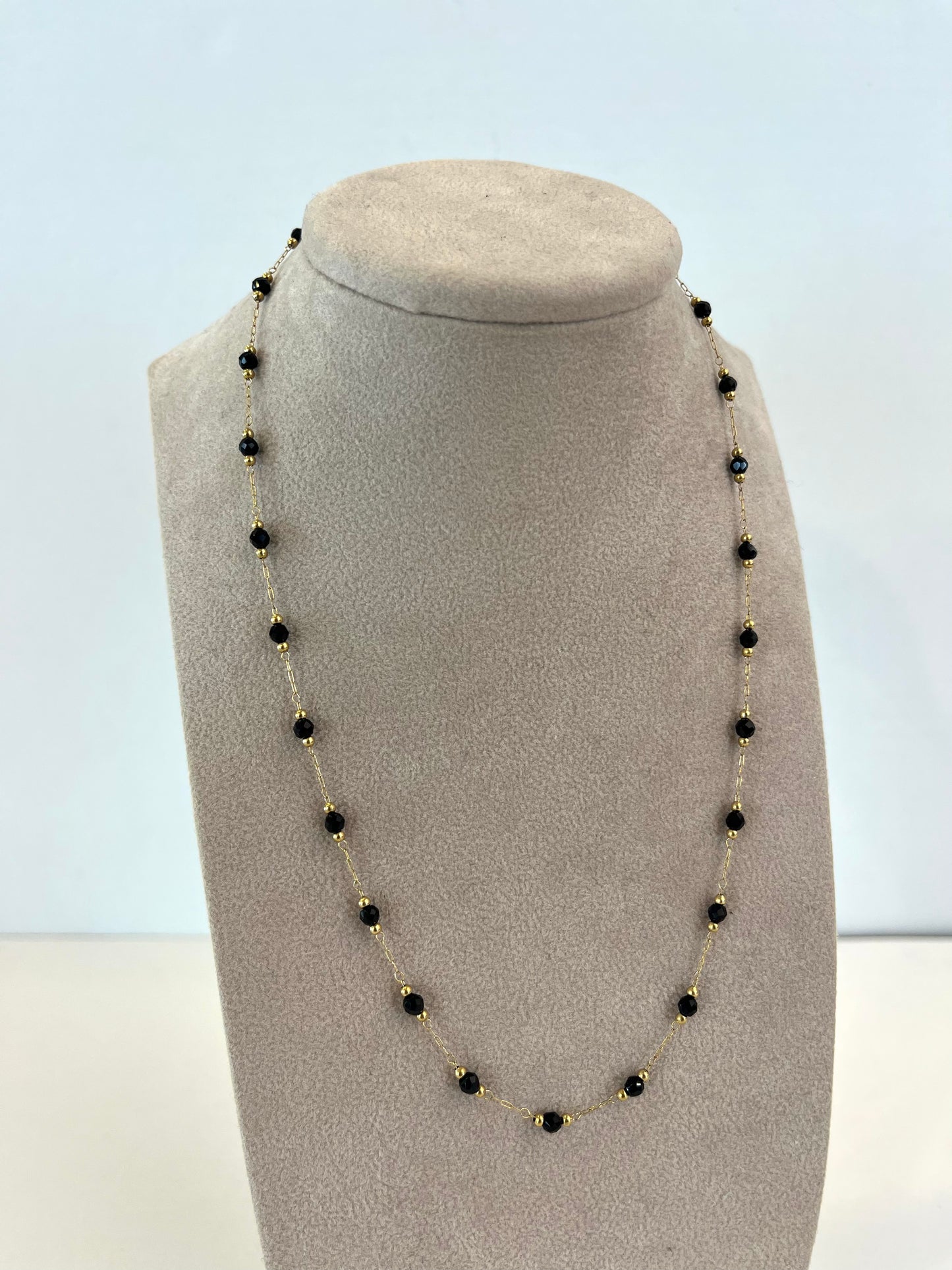 Collana con pietre nere