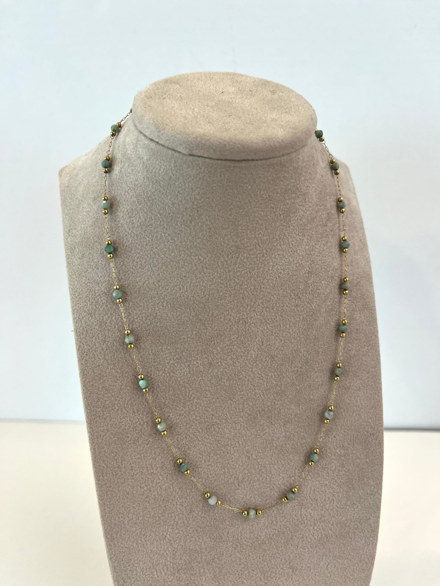 Collana con pietre verde chiaro