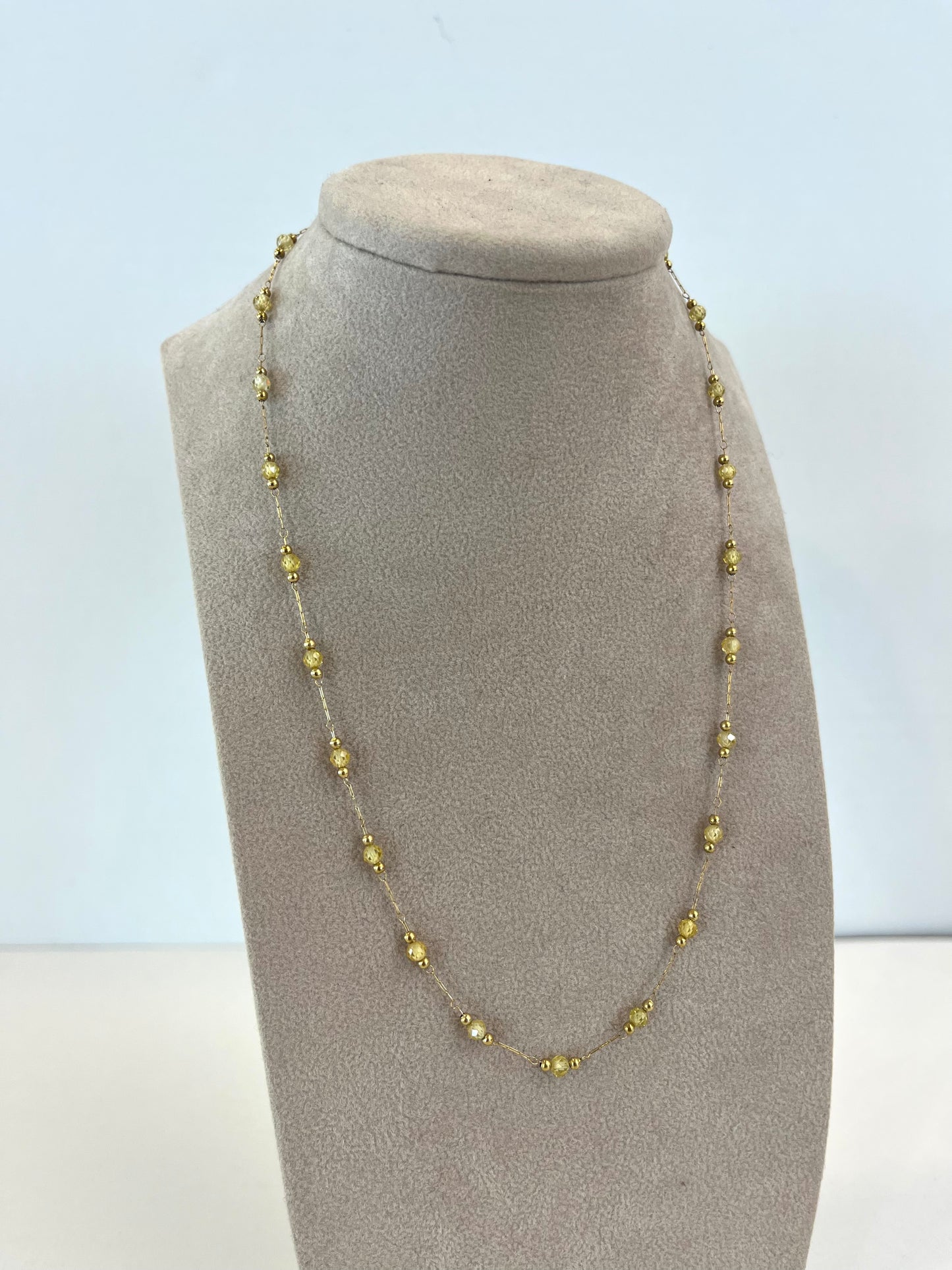 Collana con pietre verde acido