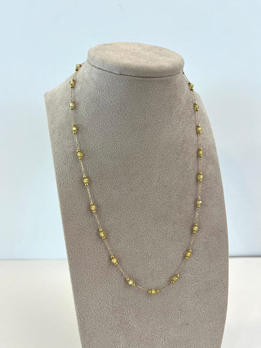 Collana con pietre verde acido